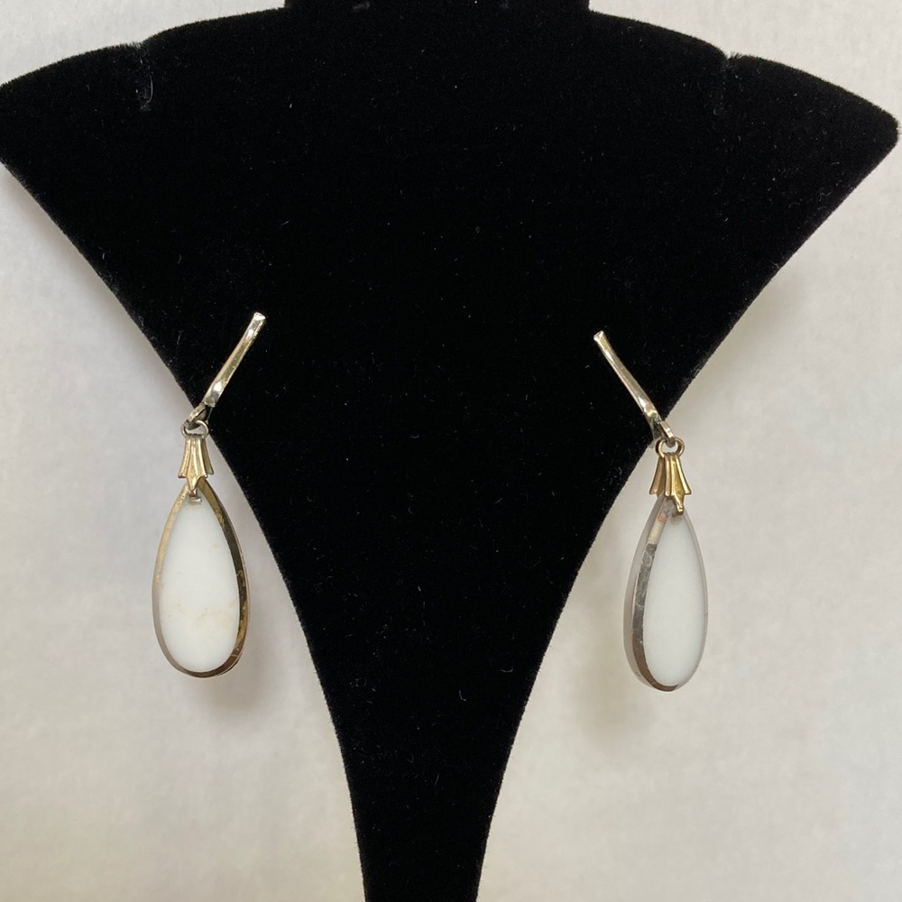 Elegant White Teardrop Clip-on Earrings
